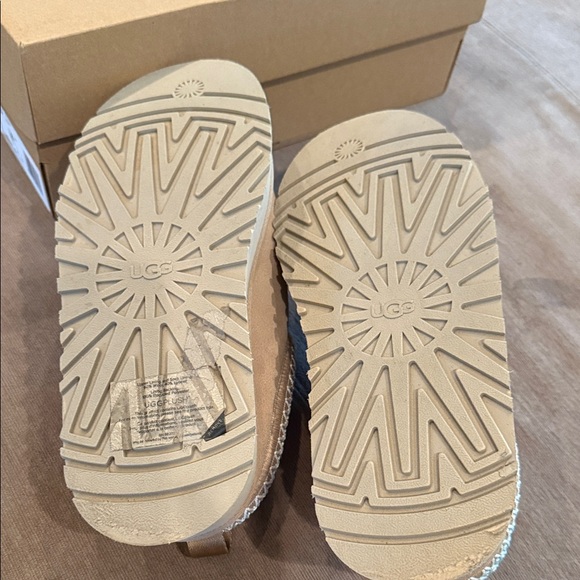 UGG Tazz Slides Sand Size 8. Excellent used condition. - Picture 7 of 7